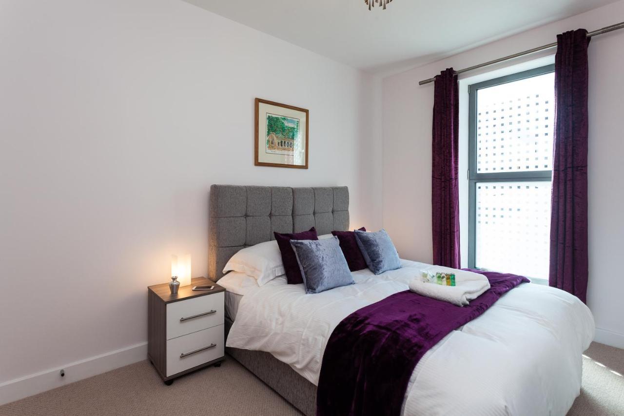 Self-Contained Town Centre One Bedroom Apartments By Helmswood Serviced Apartments เรดฮิลล์ ภายนอก รูปภาพ
