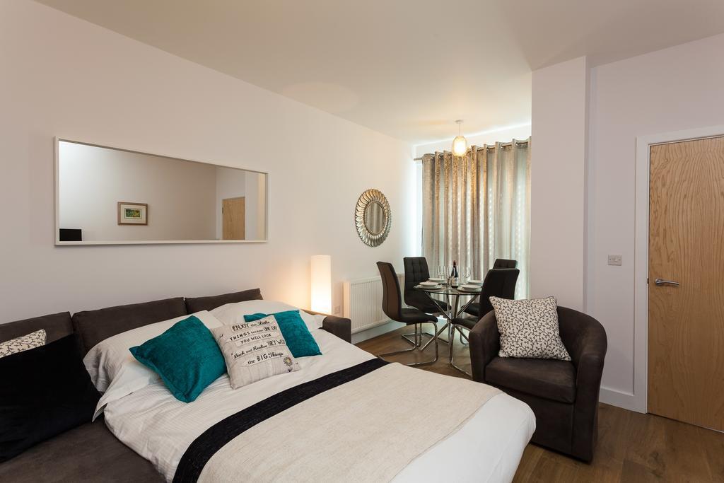 Self-Contained Town Centre One Bedroom Apartments By Helmswood Serviced Apartments เรดฮิลล์ ภายนอก รูปภาพ