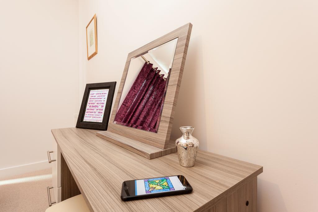 Self-Contained Town Centre One Bedroom Apartments By Helmswood Serviced Apartments เรดฮิลล์ ภายนอก รูปภาพ