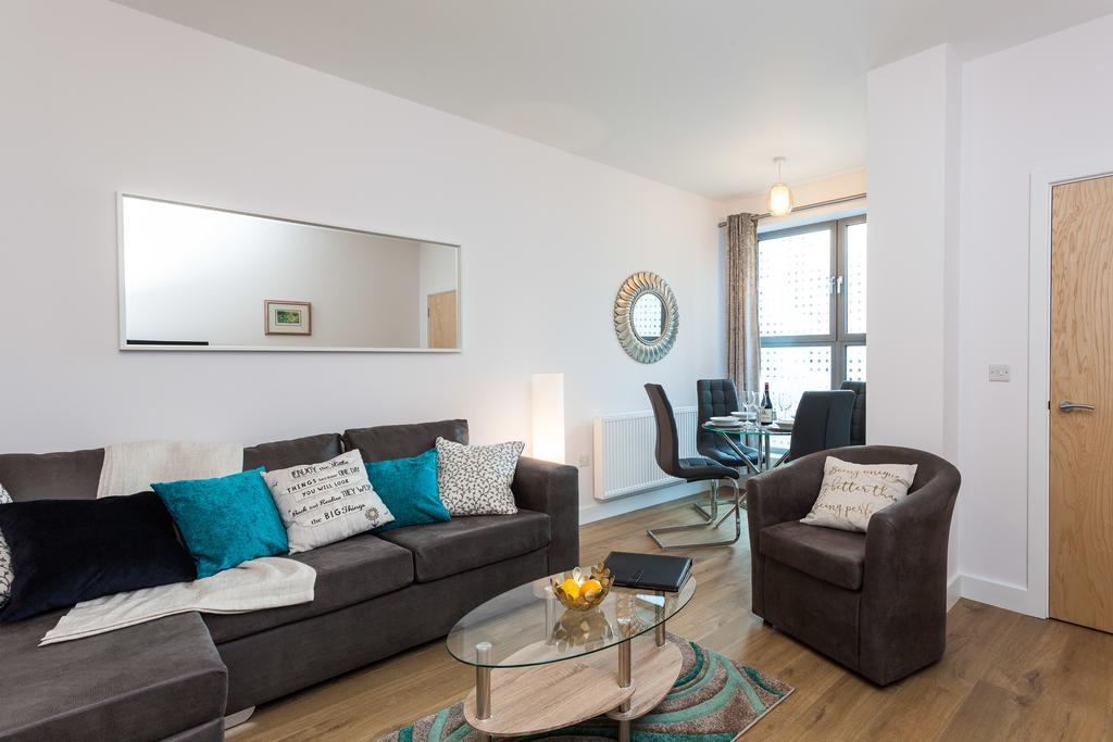 Self-Contained Town Centre One Bedroom Apartments By Helmswood Serviced Apartments เรดฮิลล์ ภายนอก รูปภาพ