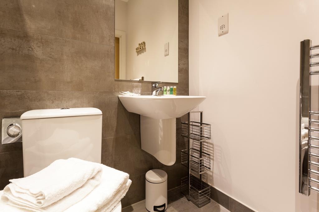 Self-Contained Town Centre One Bedroom Apartments By Helmswood Serviced Apartments เรดฮิลล์ ภายนอก รูปภาพ