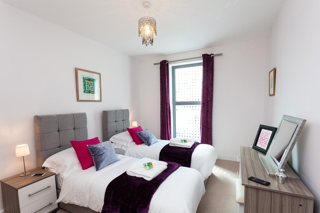 Self-Contained Town Centre One Bedroom Apartments By Helmswood Serviced Apartments เรดฮิลล์ ภายนอก รูปภาพ