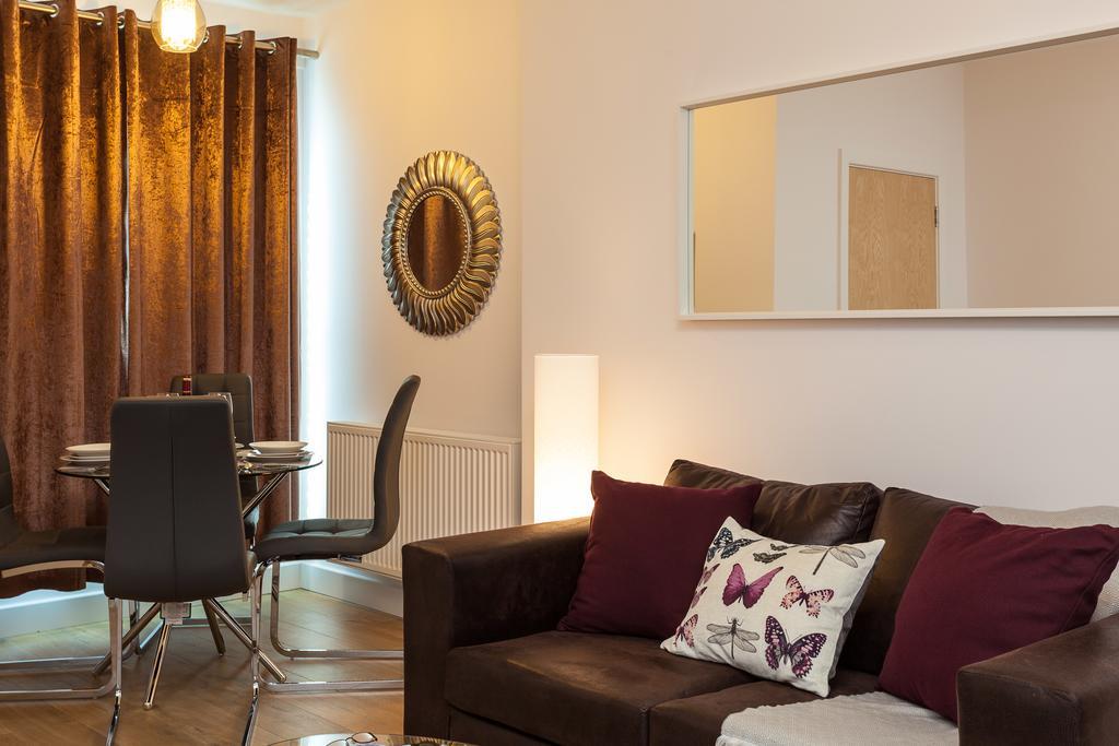 Self-Contained Town Centre One Bedroom Apartments By Helmswood Serviced Apartments เรดฮิลล์ ภายนอก รูปภาพ