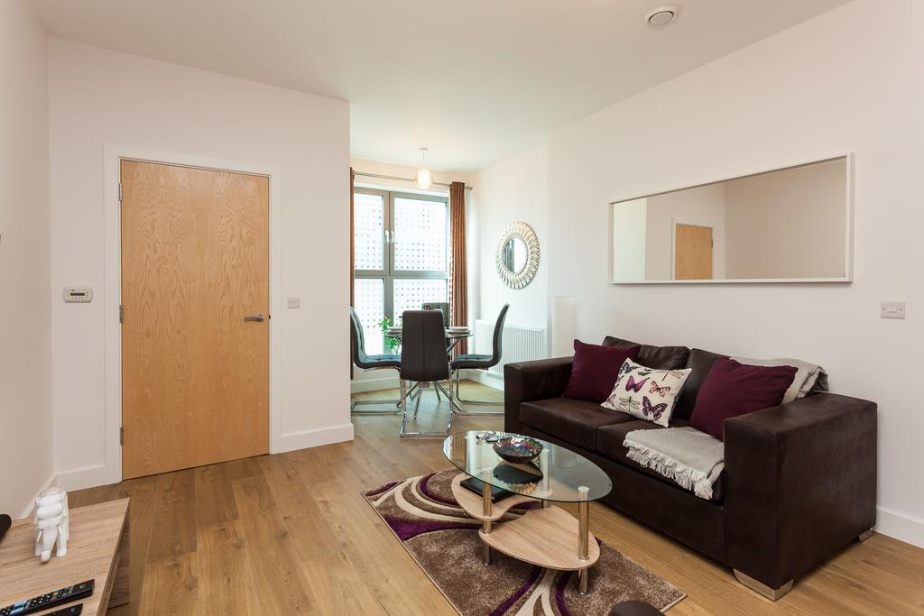 Self-Contained Town Centre One Bedroom Apartments By Helmswood Serviced Apartments เรดฮิลล์ ภายนอก รูปภาพ