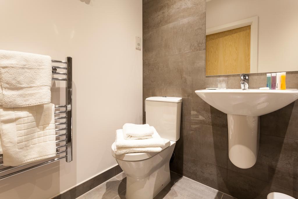 Self-Contained Town Centre One Bedroom Apartments By Helmswood Serviced Apartments เรดฮิลล์ ภายนอก รูปภาพ