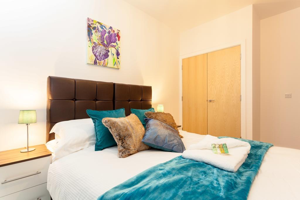 Self-Contained Town Centre One Bedroom Apartments By Helmswood Serviced Apartments เรดฮิลล์ ภายนอก รูปภาพ