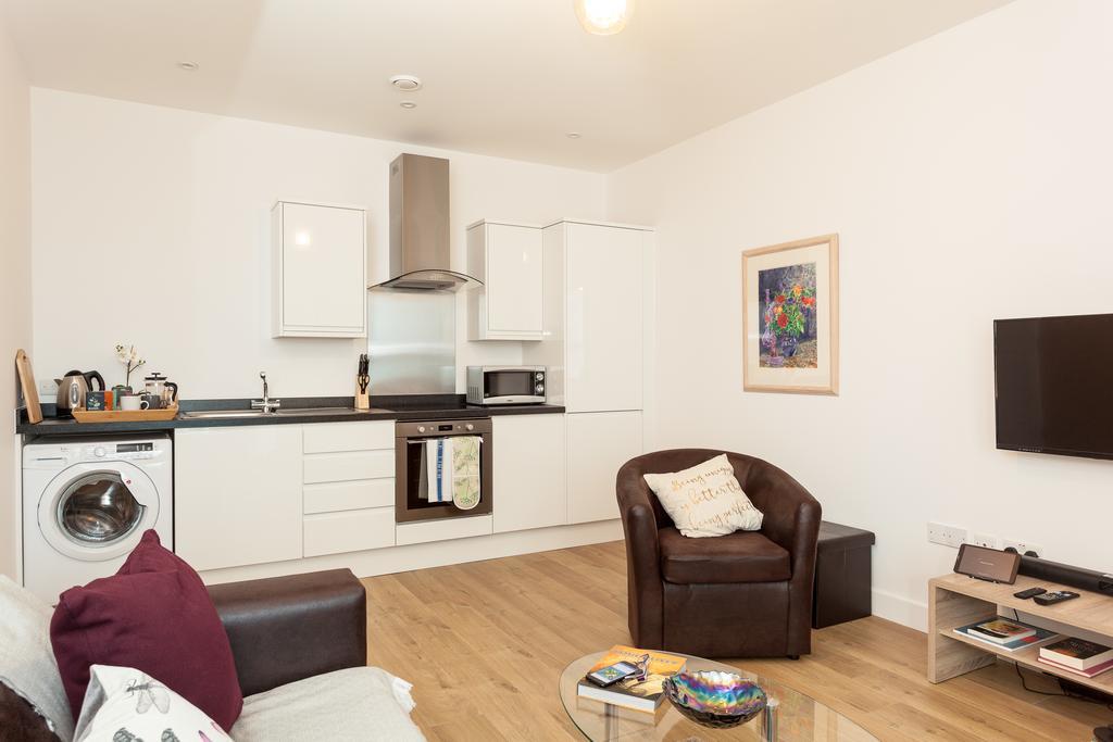 Self-Contained Town Centre One Bedroom Apartments By Helmswood Serviced Apartments เรดฮิลล์ ภายนอก รูปภาพ