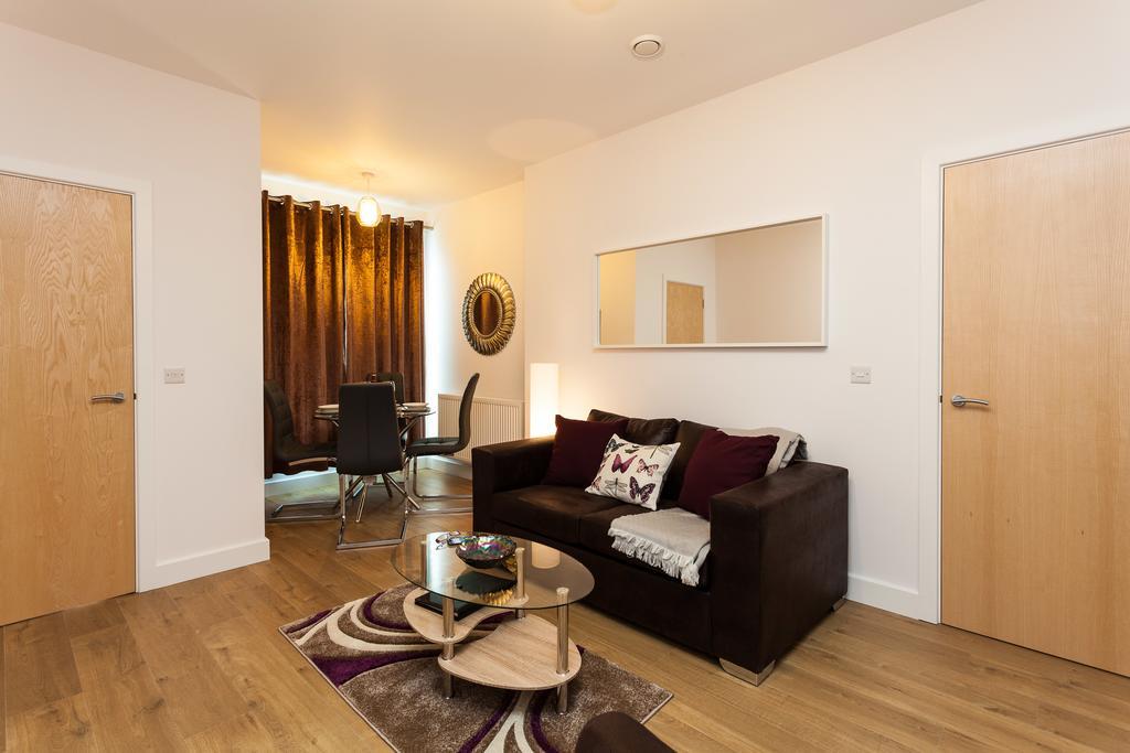 Self-Contained Town Centre One Bedroom Apartments By Helmswood Serviced Apartments เรดฮิลล์ ภายนอก รูปภาพ