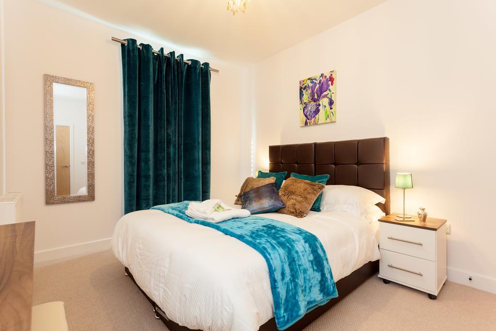 Self-Contained Town Centre One Bedroom Apartments By Helmswood Serviced Apartments เรดฮิลล์ ภายนอก รูปภาพ