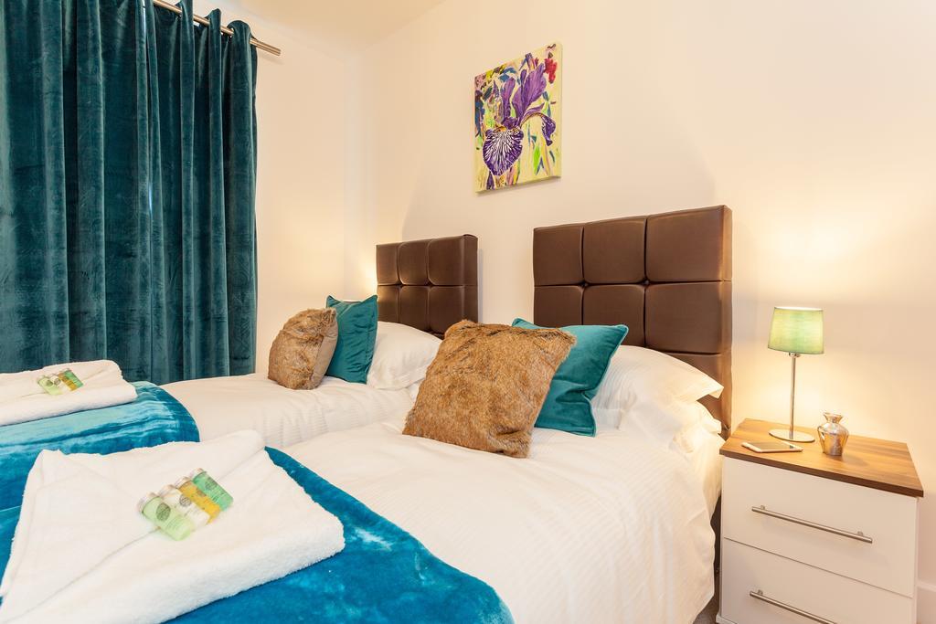 Self-Contained Town Centre One Bedroom Apartments By Helmswood Serviced Apartments เรดฮิลล์ ภายนอก รูปภาพ