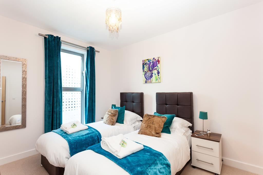 Self-Contained Town Centre One Bedroom Apartments By Helmswood Serviced Apartments เรดฮิลล์ ภายนอก รูปภาพ