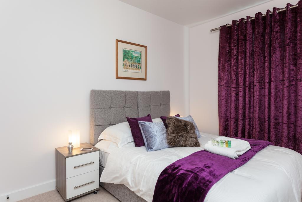 Self-Contained Town Centre One Bedroom Apartments By Helmswood Serviced Apartments เรดฮิลล์ ภายนอก รูปภาพ