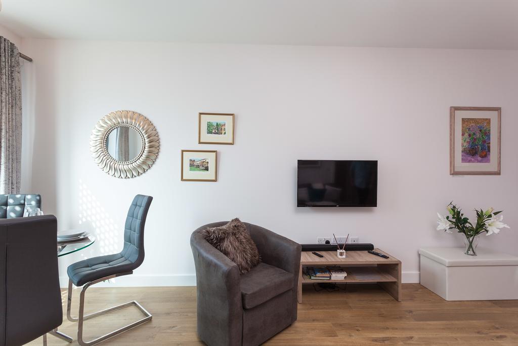 Self-Contained Town Centre One Bedroom Apartments By Helmswood Serviced Apartments เรดฮิลล์ ภายนอก รูปภาพ