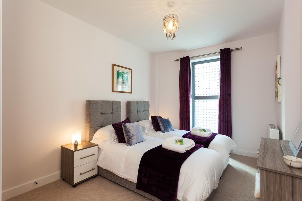Self-Contained Town Centre One Bedroom Apartments By Helmswood Serviced Apartments เรดฮิลล์ ภายนอก รูปภาพ