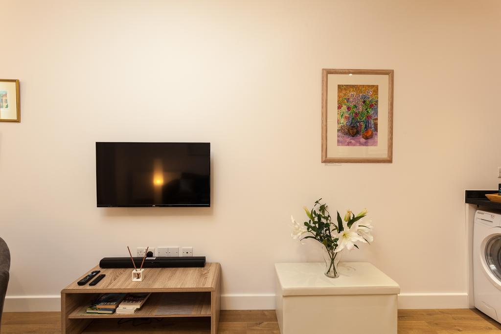 Self-Contained Town Centre One Bedroom Apartments By Helmswood Serviced Apartments เรดฮิลล์ ภายนอก รูปภาพ
