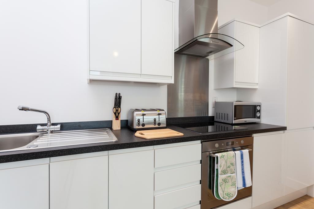 Self-Contained Town Centre One Bedroom Apartments By Helmswood Serviced Apartments เรดฮิลล์ ภายนอก รูปภาพ