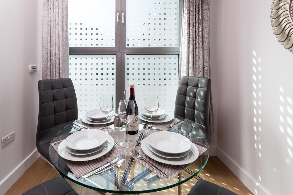 Self-Contained Town Centre One Bedroom Apartments By Helmswood Serviced Apartments เรดฮิลล์ ภายนอก รูปภาพ