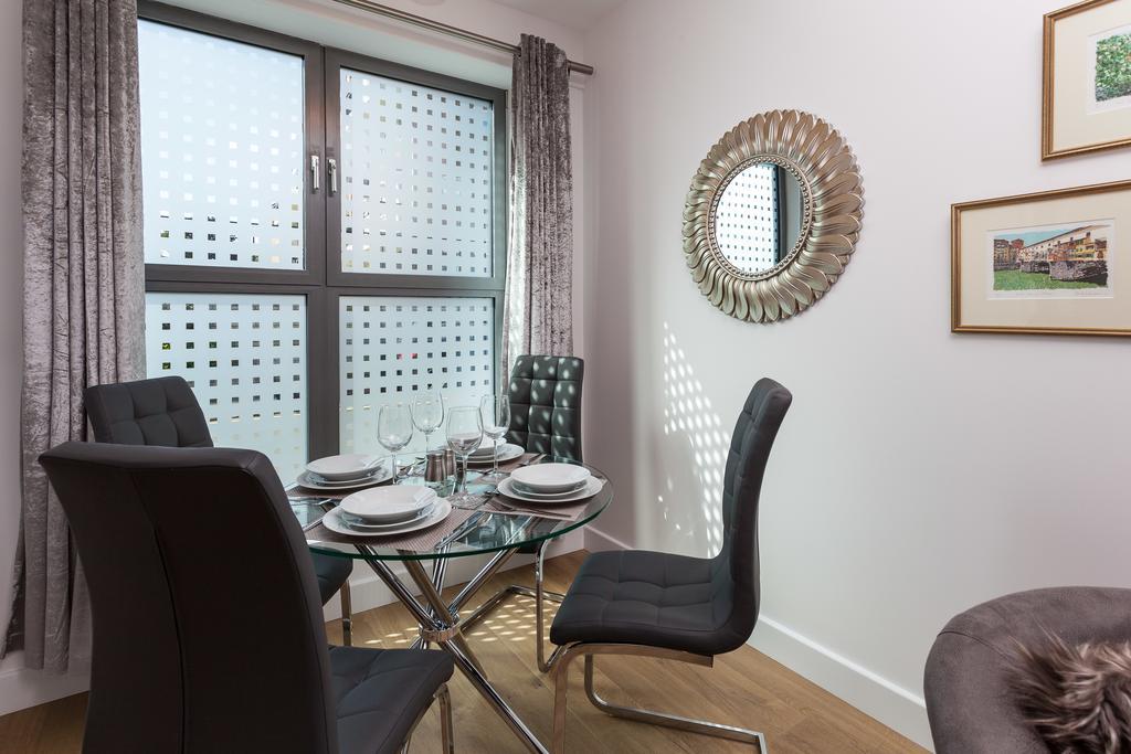 Self-Contained Town Centre One Bedroom Apartments By Helmswood Serviced Apartments เรดฮิลล์ ภายนอก รูปภาพ