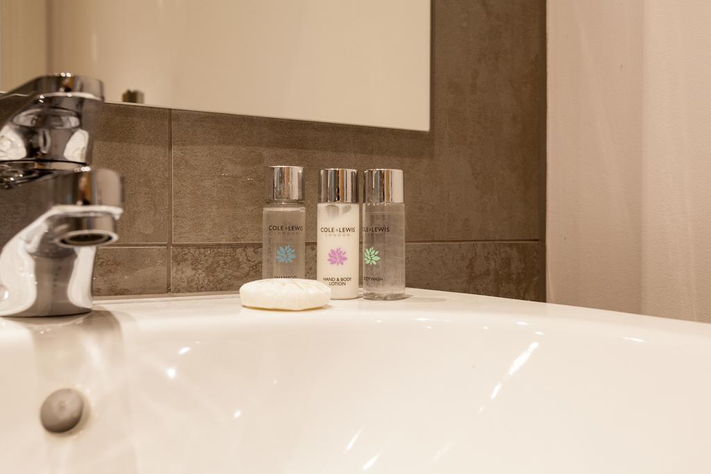 Self-Contained Town Centre One Bedroom Apartments By Helmswood Serviced Apartments เรดฮิลล์ ภายนอก รูปภาพ