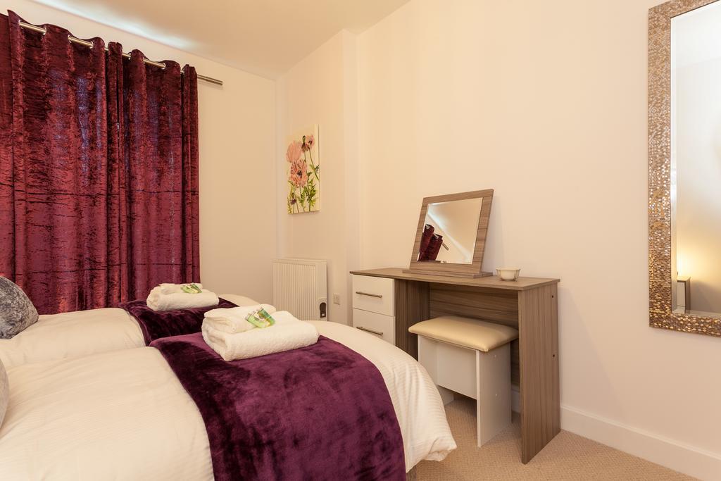 Self-Contained Town Centre One Bedroom Apartments By Helmswood Serviced Apartments เรดฮิลล์ ภายนอก รูปภาพ