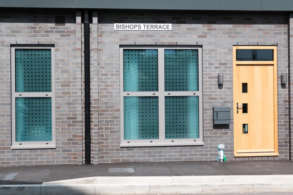 Self-Contained Town Centre One Bedroom Apartments By Helmswood Serviced Apartments เรดฮิลล์ ภายนอก รูปภาพ