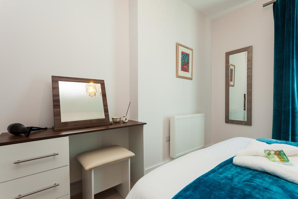 Self-Contained Town Centre One Bedroom Apartments By Helmswood Serviced Apartments เรดฮิลล์ ภายนอก รูปภาพ
