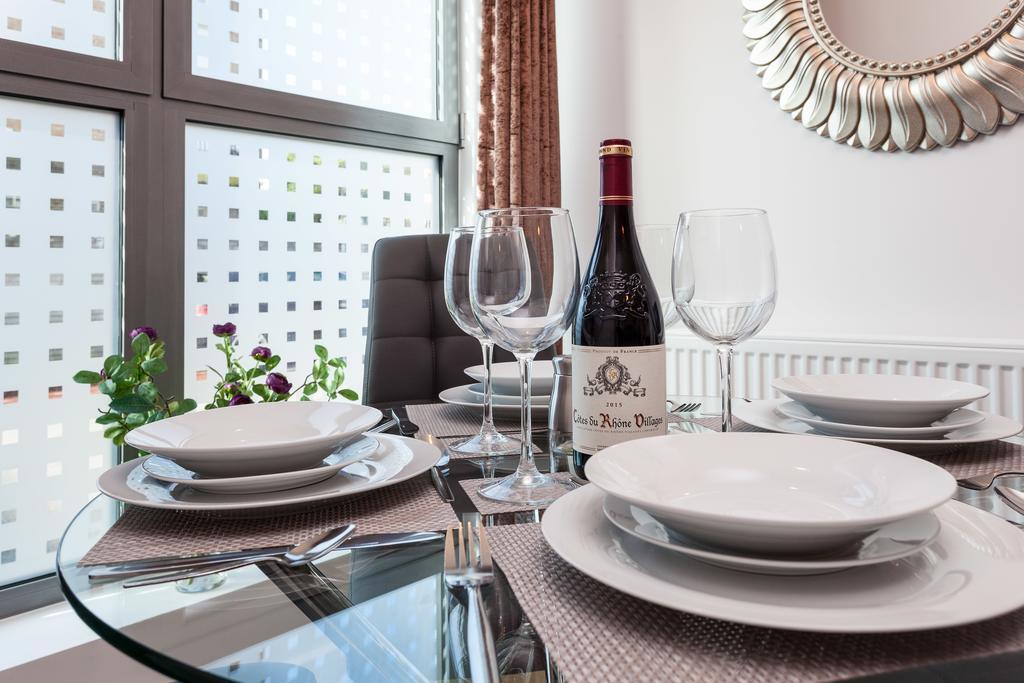Self-Contained Town Centre One Bedroom Apartments By Helmswood Serviced Apartments เรดฮิลล์ ภายนอก รูปภาพ