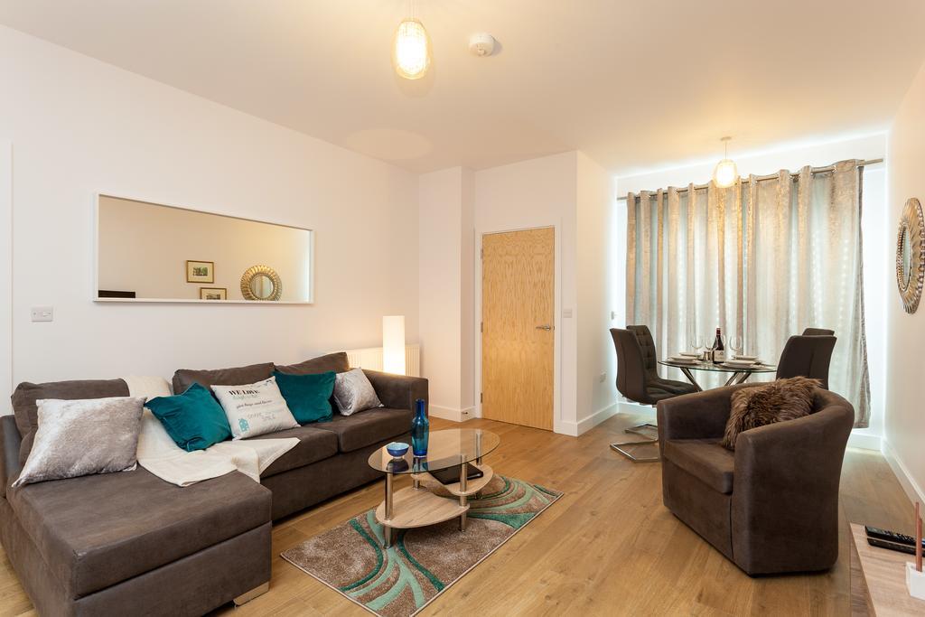 Self-Contained Town Centre One Bedroom Apartments By Helmswood Serviced Apartments เรดฮิลล์ ภายนอก รูปภาพ