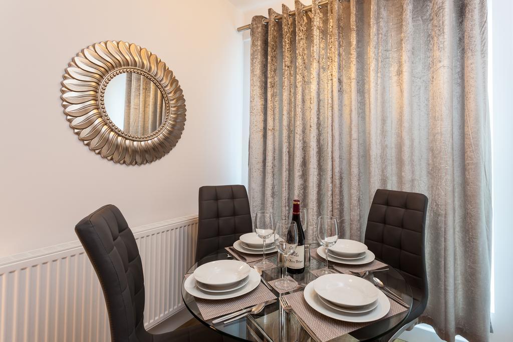 Self-Contained Town Centre One Bedroom Apartments By Helmswood Serviced Apartments เรดฮิลล์ ภายนอก รูปภาพ