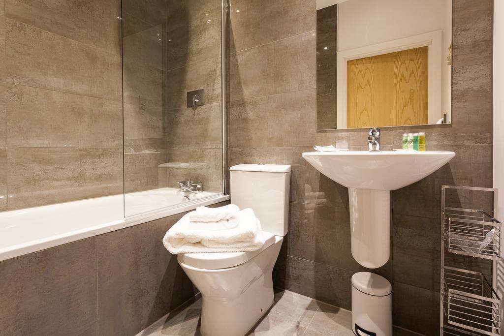 Self-Contained Town Centre One Bedroom Apartments By Helmswood Serviced Apartments เรดฮิลล์ ภายนอก รูปภาพ