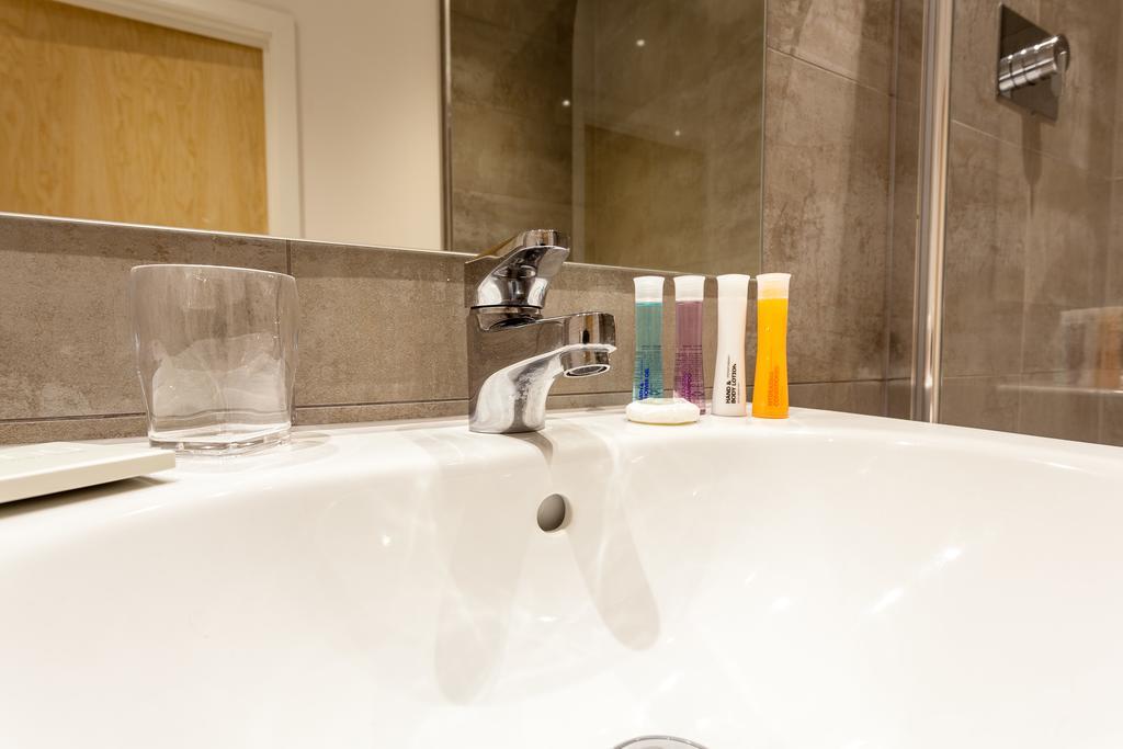 Self-Contained Town Centre One Bedroom Apartments By Helmswood Serviced Apartments เรดฮิลล์ ภายนอก รูปภาพ