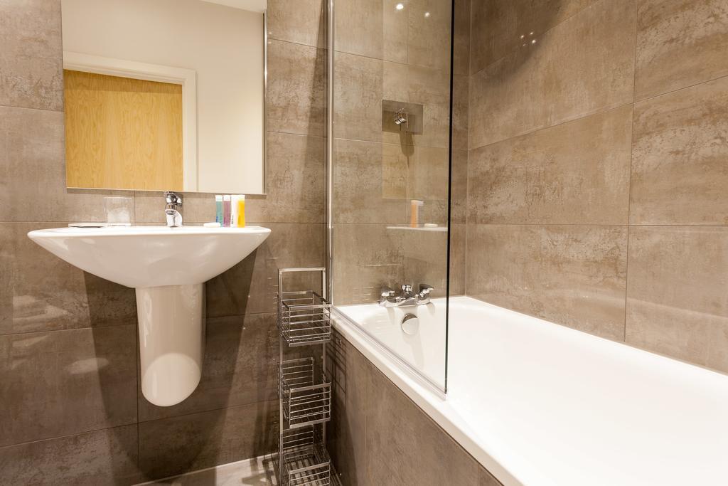 Self-Contained Town Centre One Bedroom Apartments By Helmswood Serviced Apartments เรดฮิลล์ ภายนอก รูปภาพ