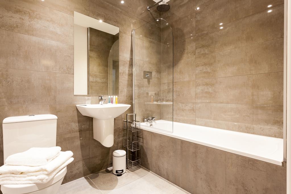 Self-Contained Town Centre One Bedroom Apartments By Helmswood Serviced Apartments เรดฮิลล์ ภายนอก รูปภาพ