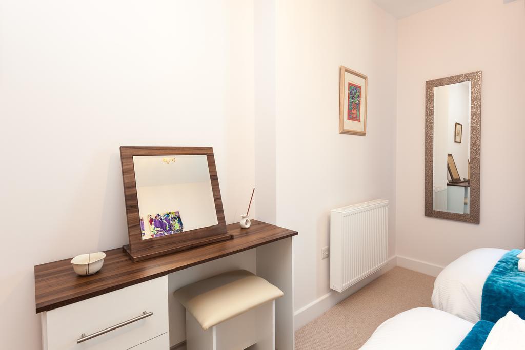 Self-Contained Town Centre One Bedroom Apartments By Helmswood Serviced Apartments เรดฮิลล์ ภายนอก รูปภาพ