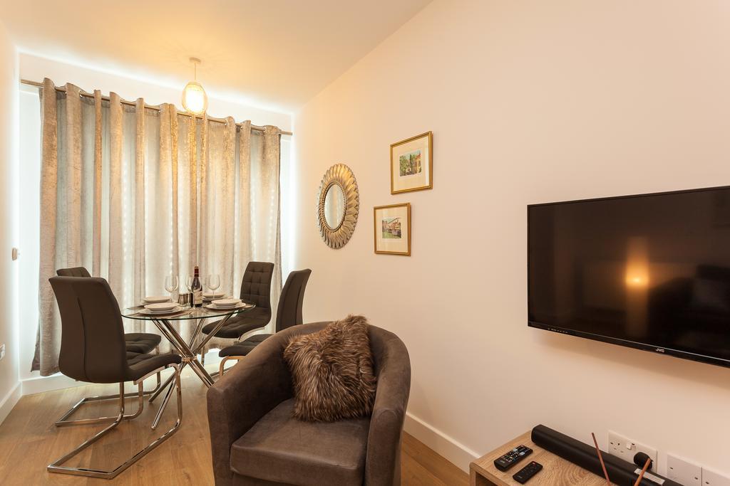 Self-Contained Town Centre One Bedroom Apartments By Helmswood Serviced Apartments เรดฮิลล์ ภายนอก รูปภาพ