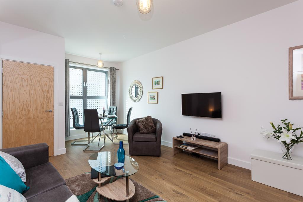 Self-Contained Town Centre One Bedroom Apartments By Helmswood Serviced Apartments เรดฮิลล์ ภายนอก รูปภาพ