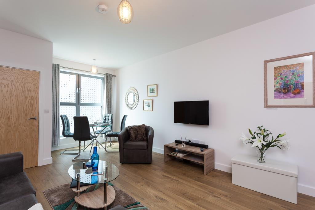 Self-Contained Town Centre One Bedroom Apartments By Helmswood Serviced Apartments เรดฮิลล์ ภายนอก รูปภาพ