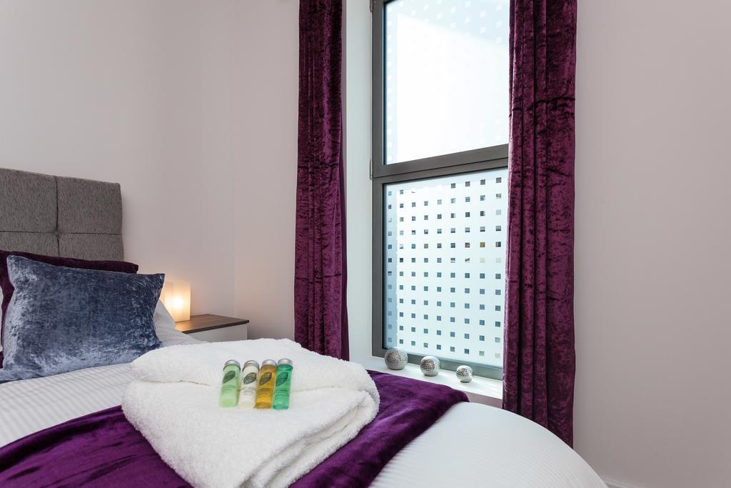 Self-Contained Town Centre One Bedroom Apartments By Helmswood Serviced Apartments เรดฮิลล์ ภายนอก รูปภาพ